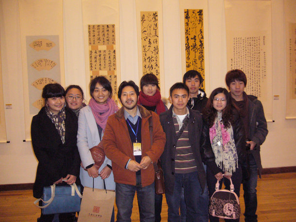 邱世鸿老师带领部分书画专业学生参观中国美院的展览,后为国产直播